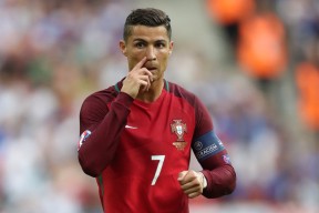 重要助攻首场状态出色，C9观众沸腾！，哈兰德重返赛场热度持续攀升-多米